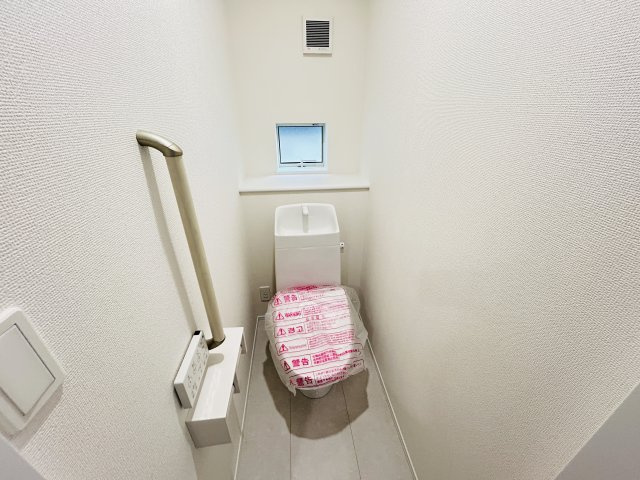 新築　高崎市片岡町2丁目　Heartful　Town　A号棟のトイレ|現地写真　節水タイプのウォシュレット付きトイレ、水道料節約に一役買います！
