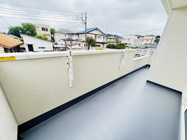 新築　高崎市片岡町2丁目　Heartful　Town　A号棟のバルコニー|現地写真　日当たりの良い広々バルコニー！どのお部屋からも行き来できます。							
