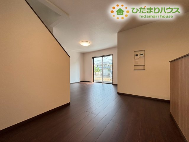 深谷市緑ケ丘　第3期　新築一戸建て　クライン　01の居間・リビング|奥まで見渡せる開放的なリビングダイニングです！キッチンからの視界が開けており、リビングにいるご家族の様子を見守りながらお料理ができますよ。食事の準備や後片付けもスムーズに進みそうですね♪