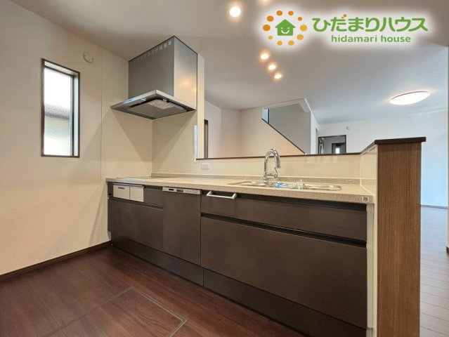 深谷市緑ケ丘　第3期　新築一戸建て　クライン　01の居間・リビング|奥まで見渡せる開放的なリビングダイニングです！キッチンからの視界が開けており、リビングにいるご家族の様子を見守りながらお料理ができますよ。食事の準備や後片付けもスムーズに進みそうですね♪