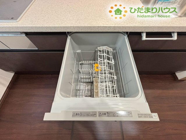 深谷市緑ケ丘　第3期　新築一戸建て　クライン　01のキッチン|対面式で使い勝手の良いシステムキッチンです！深型の引き出しや調理スペースがしっかり確保されており、毎日の料理が楽しく快適に行えますよ。シックなカラーリングでおしゃれなキッチン空間です♪