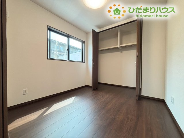 深谷市緑ケ丘　第3期　新築一戸建て　クライン　01の収納|高さ調節が可能な棚を備えた便利な収納スペースです！パントリーとして食材のストックを置いたり、生活雑貨をまとめて整理したりと大活躍しますよ。可動棚なので収納する物の大きさに合わせて使えます♪