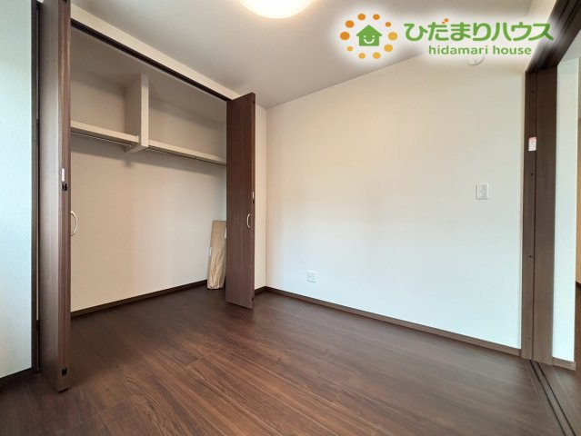 深谷市緑ケ丘　第3期　新築一戸建て　クライン　01の洋室|2面採光で明るい光が入る洋室です！クローゼットが設置されているため、お部屋を広く使っていただけますよ。お子様のお部屋としてはもちろん、リモートワーク用の書斎や趣味のお部屋にもぴったりですね♪