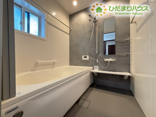 深谷市緑ケ丘　第3期　新築一戸建て　クライン　01の独立洗面台|大型の三面鏡を備えた清潔感のある洗面化粧台です！鏡の裏や下部の引き出しに洗面用具やタオル類をたっぷり収納できますよ。朝の身支度もスムーズに行える広々としたパウダールーム空間となっています♪
