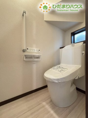深谷市緑ケ丘　第3期　新築一戸建て　クライン　01のトイレ|手すりが備わった安心感のあるトイレ空間です！ホワイトを基調とした清潔感あふれるデザインで、毎日快適に使用していただけますよ。小窓があるので、しっかり換気できて清潔感を保てるのも嬉しいポイントです♪