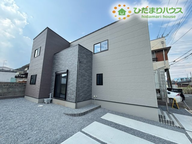 深谷市緑ケ丘　第3期　新築一戸建て　クライン　01の外観|シックでスタイリッシュな外観デザインです！青空に映えるモダンな色合いが魅力的ですね。前面にはゆとりのあるスペースが確保されているため、開放感たっぷりな住宅環境で毎日気持ちよくお過ごしいただけますよ♪