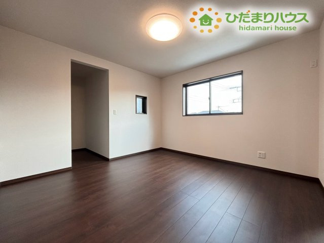 深谷市緑ケ丘　第3期　新築一戸建て　クライン　01のトイレ|手すりが備わった安心感のあるトイレ空間です！ホワイトを基調とした清潔感あふれるデザインで、毎日快適に使用していただけますよ。小窓があるので、しっかり換気できて清潔感を保てるのも嬉しいポイントです♪