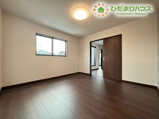 深谷市緑ケ丘　第3期　新築一戸建て　クライン　01の寝室|窓から優しい自然光が入る心地よい寝室スペースです！風通しも良く、朝も気持ちよく目を覚ますことができそうですね。クローゼットや他の部屋への動線も確保されており、生活しやすいレイアウトです♪