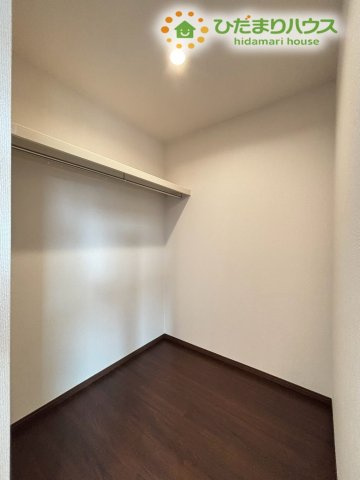 深谷市緑ケ丘　第3期　新築一戸建て　クライン　01の寝室|窓から優しい自然光が入る心地よい寝室スペースです！風通しも良く、朝も気持ちよく目を覚ますことができそうですね。クローゼットや他の部屋への動線も確保されており、生活しやすいレイアウトです♪