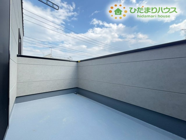 深谷市緑ケ丘　第3期　新築一戸建て　クライン　01のバルコニー|空が広く見渡せる爽快なバルコニーエリアです！手すりの高さがしっかり確保されており、洗濯物や布団を安心して干すことができますよ。心地よい風を感じながら、ほっと一息つくのにもぴったりの場所です♪