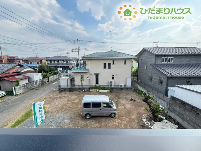 深谷市緑ケ丘　第3期　新築一戸建て　クライン　01のバルコニー|空が広く見渡せる爽快なバルコニーエリアです！手すりの高さがしっかり確保されており、洗濯物や布団を安心して干すことができますよ。心地よい風を感じながら、ほっと一息つくのにもぴったりの場所です♪