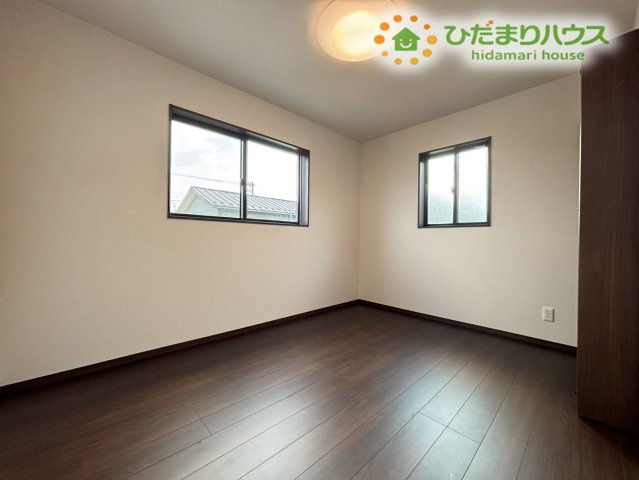 深谷市緑ケ丘　第3期　新築一戸建て　クライン　01の子供部屋|小窓が2面に配置された、明るく風通しの良いお部屋です！集中して勉強に取り組める環境ですので、お子様の成長に合わせたお部屋作りにぴったりですよ。シンプルな間取りでベッドやデスクも配置しやすいです♪