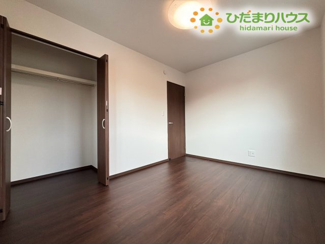 深谷市緑ケ丘　第3期　新築一戸建て　クライン　01の子供部屋|小窓が2面に配置された、明るく風通しの良いお部屋です！集中して勉強に取り組める環境ですので、お子様の成長に合わせたお部屋作りにぴったりですよ。シンプルな間取りでベッドやデスクも配置しやすいです♪
