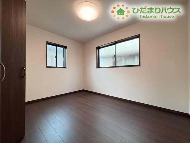 深谷市緑ケ丘　第3期　新築一戸建て　クライン　01の子供部屋|大きめのクローゼットを完備した洋室スペースです！衣類やおもちゃ、学校の用品などをまとめて収納できるので、お部屋をすっきり保てますよ。お子様のプライベート空間として快適にお使いいただけます♪
