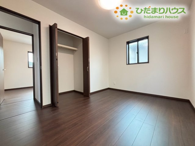 深谷市緑ケ丘　第3期　新築一戸建て　クライン　01の洋室|扉を開けると開放感が広がるフレキシブルな洋室です！収納スペースも備わっているため、衣類や寝具の保管にも困りませんよ。家族構成や暮らしの変化に合わせて、柔軟にお部屋の役割を変えられますね♪