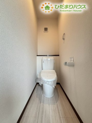 深谷市緑ケ丘　第3期　新築一戸建て　クライン　01のトイレ|奥行きにゆとりのあるスタイリッシュなトイレです！清潔感のある壁紙と床材が採用されており、落ち着いて過ごせる空間となっていますよ。手洗い水栓付きトイレで、毎日の暮らしを清潔に保てますね♪