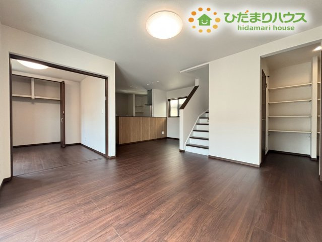 深谷市緑ケ丘　第3期　新築一戸建て　クライン　01の居間・リビング|明るい光が差し込む広々としたリビングダイニングです！家具を置いてもゆったりとしたスペースが確保でき、家族みんなで自然と集まりたくなる居心地の良い空間です。お料理中も会話が弾みますね♪