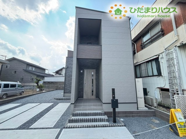 深谷市緑ケ丘　第3期　新築一戸建て　クライン　01の外観|落ち着いたトーンがおしゃれな建物外観です！エントランス周辺もすっきりと整備されており、来客時にも良い印象を与えてくれます。毎日帰ってくるのが楽しみになるようなスタイリッシュな佇まいですね♪
