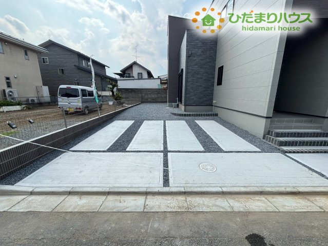 深谷市緑ケ丘　第3期　新築一戸建て　クライン　01の玄関|屋根付きのアプローチが嬉しい玄関エリアです！雨の日でも濡れずに落ち着いて鍵の開け閉めができますよ。ポストや表札周りも整っており、毎日のお出かけやご帰宅を心地よく迎えてくれる玄関周りです♪