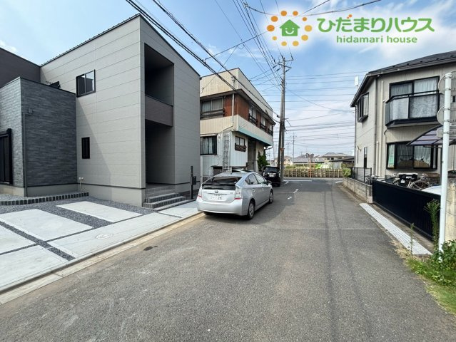 深谷市緑ケ丘　第3期　新築一戸建て　クライン　01の駐車場|お車をしっかりと停められる広々とした駐車スペースです！平坦で幅にもゆとりがあるため、毎日の駐車もスムーズに行えますよ。ご家族のお車だけでなく、お友達が遊びに来た際にも大活躍してくれそうですね♪
