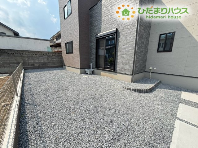 深谷市緑ケ丘　第3期　新築一戸建て　クライン　01の前面道路含む現地写真|見通しが良く落ち着いた道路に面した現地です！前面道路にゆとりがあるため、お車の出し入れやすれ違いも落ち着いて行えますよ。交通量も控えめなエリアですので、毎日安心して生活していただけます♪