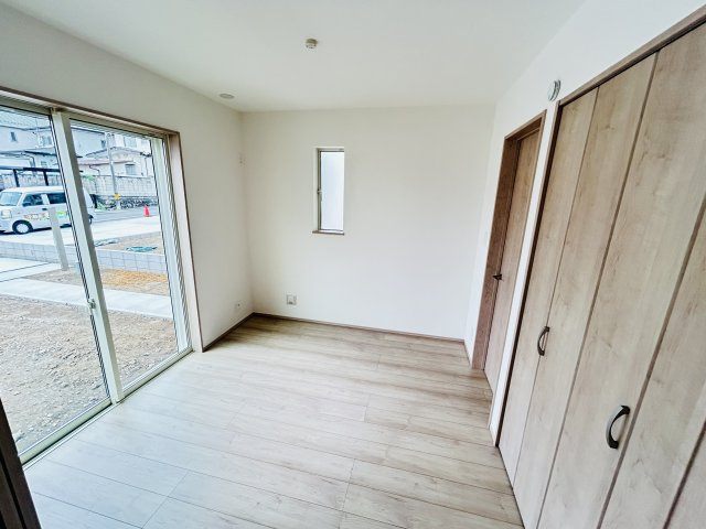 新築　高崎市片岡町2丁目　Heartful　Town　B号棟の洋室|現地写真　リビング隣の洋室は玄関ホールから直接出入りできるので客間としても◎


