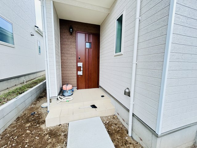 新築　高崎市片岡町2丁目　Heartful　Town　B号棟の玄関|現地写真　ポストと一体型のTVモニターホンでセキュリティ安心！
