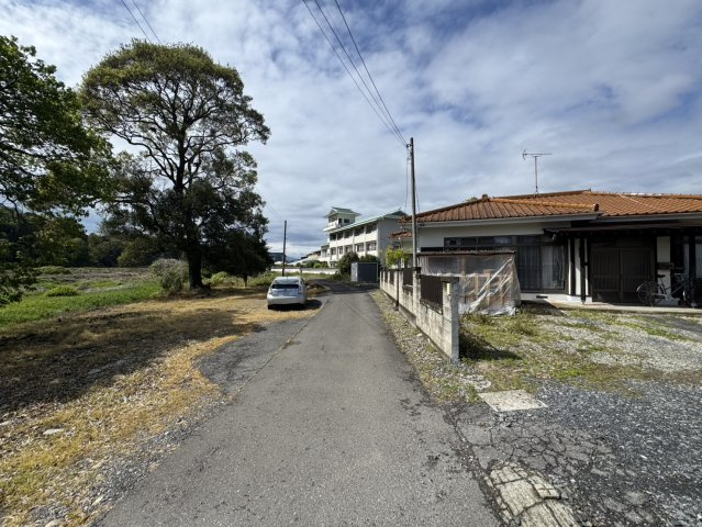 築浅同然♪駐車場×お庭広々でお得な大田原市の中古物件の前面道路含む現地写真