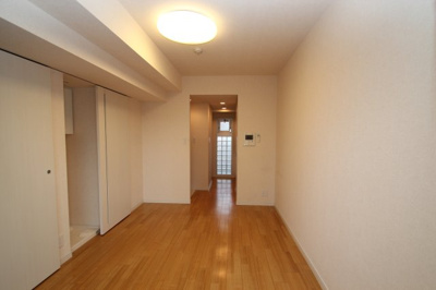 【居間・リビング】 | ラ・シルフィード | ※同建物ほかのお部屋の写真です。