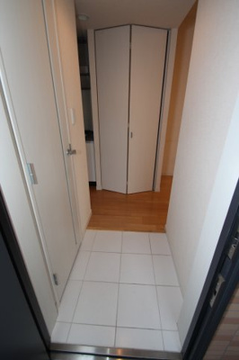 【玄関】 | ラ・シルフィード | ※同建物ほかのお部屋の写真です。
