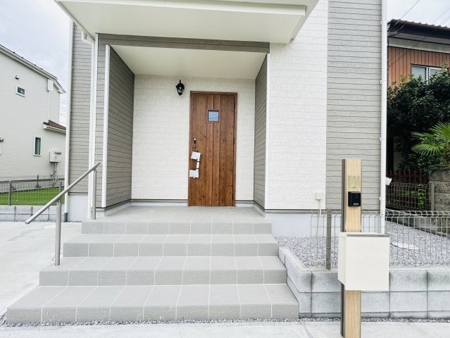 新築　高崎市片岡町2丁目　Heartful　Town　C号棟の玄関|現地写真　ポストと一体型のTVモニターホンでセキュリティ安心！
