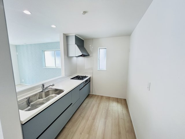 新築　高崎市片岡町2丁目　Heartful　Town　C号棟のキッチン|現地写真　間口2550ｍｍで作業スペースも広々！換気扇も汚れが付きにくくお掃除がし易い設計です。
