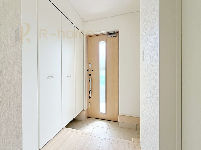 つくば市高見原第17　新築戸建て　1号棟の玄関|玄関には便利なシューズインクローゼットを設置。アウトドア用品やベビーカーなどの収納に役立ちますね♪