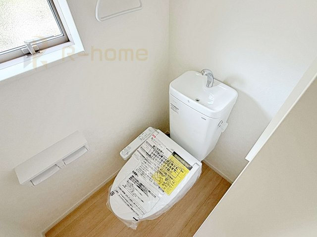 つくば市高見原第17　新築戸建て　1号棟のトイレ|温水洗浄便座付きのトイレ。
トイレが２ヵ所設置で朝の忙しい時間でも安心です。