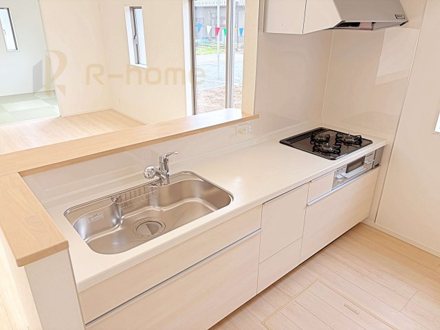 つくば市高見原第17　新築戸建て　1号棟のキッチン|料理をしながら家族とコミュニケーションが取れる対面式システムキッチン。
