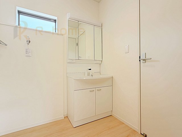 つくば市高見原第17　新築戸建て　1号棟の洗面所|清潔感溢れる洗面台は嬉しい三面鏡付き。洗剤や歯ブラシなどもすっきり収納できます♪