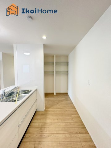 神戸市西区王塚台4丁目　新築戸建のキッチン|【ホームページに現地動画掲載中】●年中無休：当日予約可●キッチンには便利なパントリーを完備！