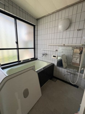 【浴室】 | 甲子園砂田町の家 | 白いタイルにシックな窓サッシが映える光と風の通りのいい浴室。