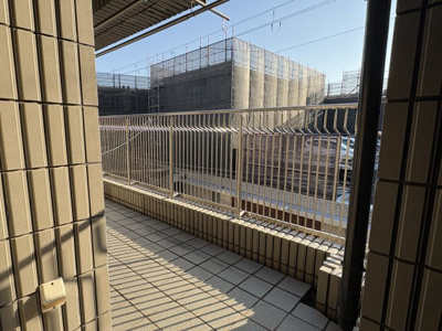 【バルコニー】 | 甲子園砂田町の家 | 上質な素材で構成されたバルコニーは陽当たりよく、奥行きも広さもゆったり。