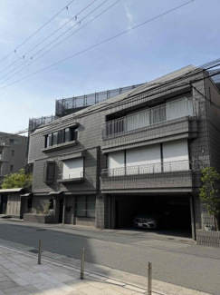 【外観】 | 甲子園砂田町の家 | 駐車場もシャッター付きで、タイル貼りの風格ある外観