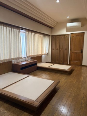 【寝室】 | 甲子園砂田町の家 | 広く余裕のある主寝室。デザインを施した天井に、造り付け収納も備わっています。