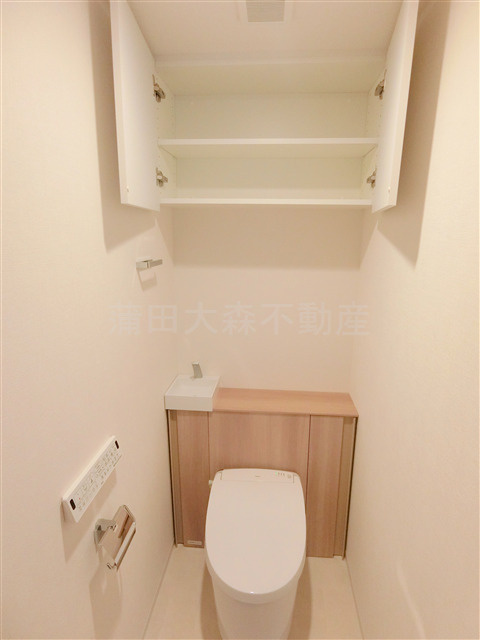 シエルクレール大森山王のトイレ|吊戸棚と温水洗浄便座付きのトイレ