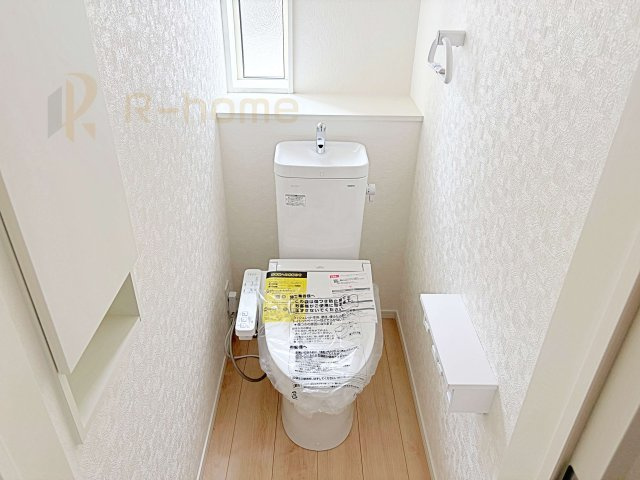 つくば市高見原第17　新築戸建て　2号棟のトイレ|小窓が付いた明るいトイレ♪
温水洗浄便座付きです。