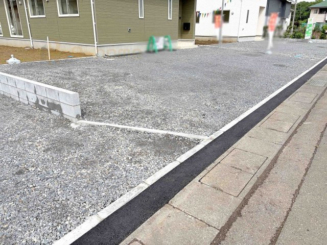 つくば市高見原第17　新築戸建て　2号棟の駐車場|カースペースは3台完備。ゲスト用のスペースも確保できますね♪