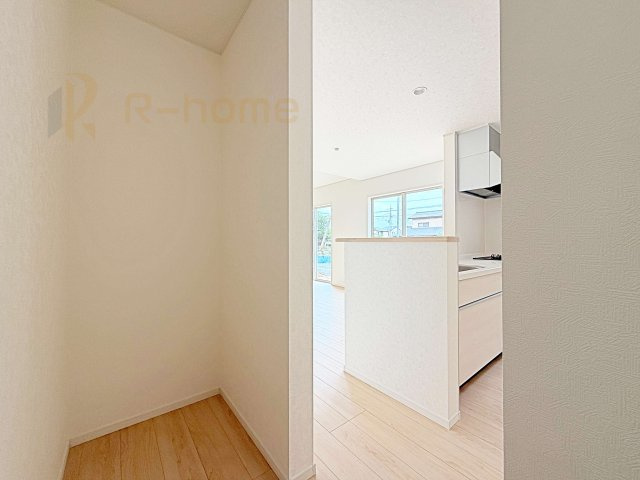 つくば市高見原第17　新築戸建て　2号棟の収納|キッチンにはパントリーを設置！キッチン回りの整理整頓の悩みも解決♪