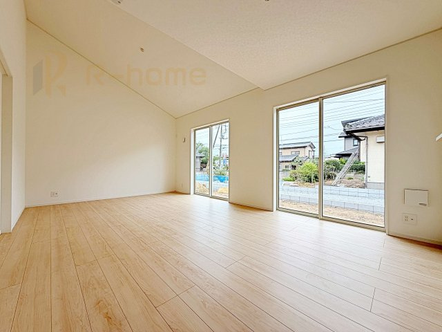 つくば市高見原第17　新築戸建て　2号棟の居間・リビング|広くてとっても明るいLDK♪ストック品などの収納に便利なパントリー付き♪