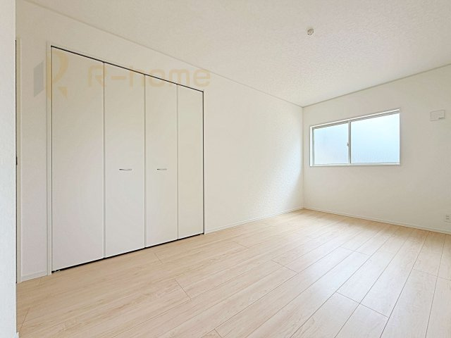 つくば市高見原第17　新築戸建て　2号棟の洋室|お部屋のサッシにはペアガラスを採用、高い断熱性による省エネと結露対策に有効です♪