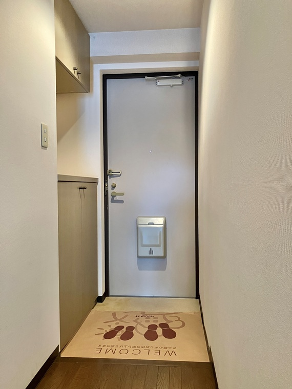 厚木・コアラマンションの玄関