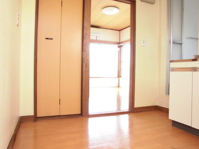 玄関からキッチン、居室方向。