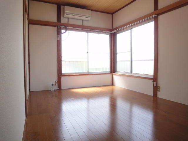 ２面採光の明るい室内